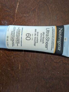 Neutrogena Ultra Sheer Dry-Touch Sunscreen SPF 60 - Light Blue and White